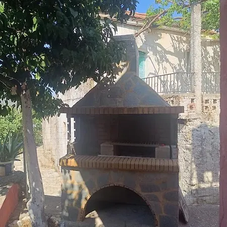 George Traditional Alpesi faház Marouloú